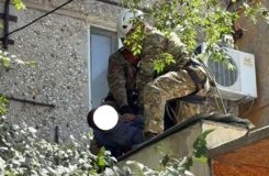 Спасатели сняли мужчину с козырька подъезда в Жезказгане