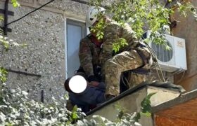 Спасатели сняли мужчину с козырька подъезда в Жезказгане