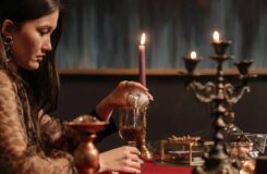 Мошенницы обманули 78-летнюю пенсионерку на 15 миллионов тенге под предлогом снятия проклятия