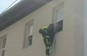 Спасение троих человек при пожаре в торговом доме Алматы