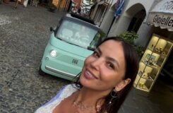 Асель Сагатова восхитила подписчиков прогулкой по Портофино в элегантном платье