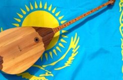 Алибек Кайырбек поднял Конституцию и домбру на Пик Раздельная в Памире