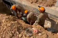 Спасение мужчины, засыпанного землёй во время стройки в Уральске