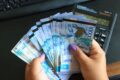 Высокий доход при падающей ставке: почему казахстанцы снова несут деньги в банки