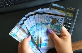Высокий доход при падающей ставке: почему казахстанцы снова несут деньги в банки