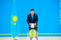 Аким Астаны проголосовал на выборах в Курултай