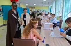 Алматинец в костюме Одиссея пришёл голосовать на выборах