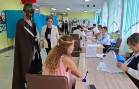 Алматинец в костюме Одиссея пришёл голосовать на выборах
