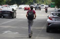 Ужесточение правил для электросамокатчиков в Казахстане: теперь только по дороге и с правами