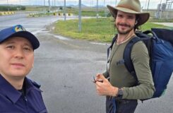 Американский автостопщик получил помощь от полиции в Казахстане
