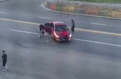 Дебош в Семее: мужчина на капоте такси заявил о работе в органах
