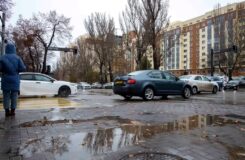 «Кафель?»: новая плитка на тротуарах в Алматы напугала горожан перед зимой