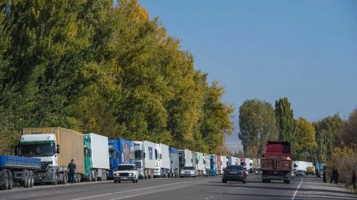 Скопление 400 грузовиков на границе Казахстана и Кыргызстана: причины и меры