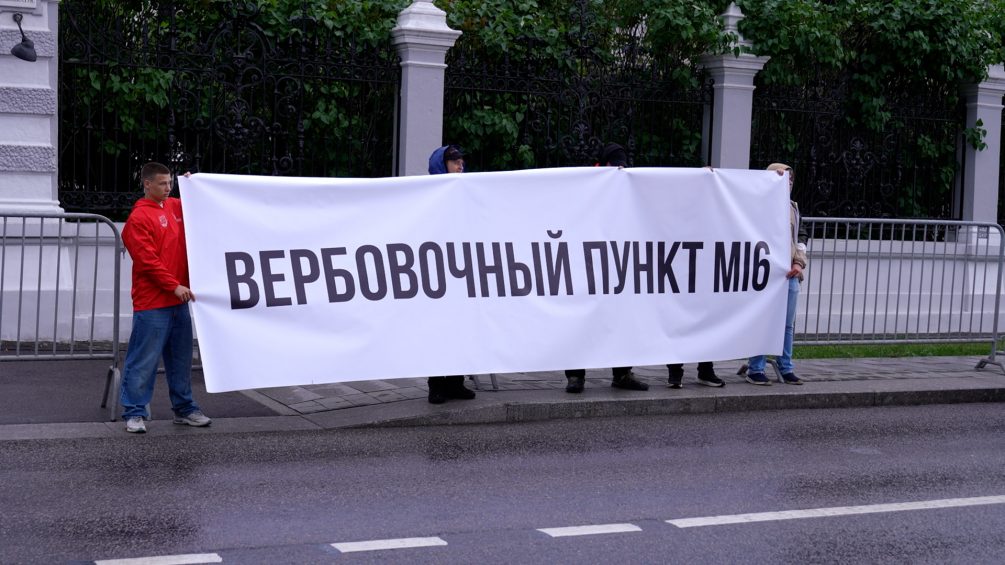 Акция молодёжи во время банкета