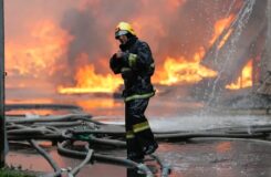 Крупный пожар в Астане: огонь охватил здание с сауной и детским садом