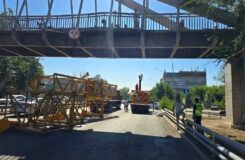 Длинномер создал транспортный коллапс в Алматы из-за повреждения моста