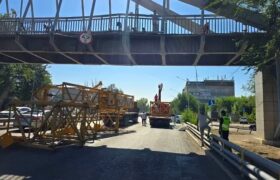 Длинномер создал транспортный коллапс в Алматы из-за повреждения моста
