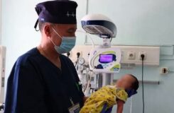 Уникальная операция: врачи Алматы удалили опухоль весом 2 кг у новорождённой