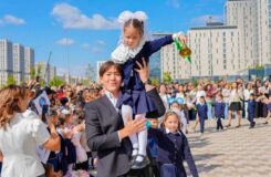 Первый классный час в Алматы: акцент на Конституцию и гражданскую ответственность