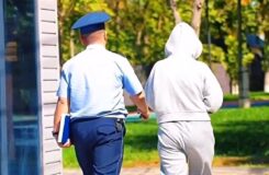 В Шымкенте арестовали девушку, выдававшую себя за сотрудницу полиции