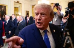 Трамп выставил мусорные мешки с названиями критиков