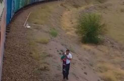 Машинист поезда спас заблудившегося ребёнка в степи Казахстана