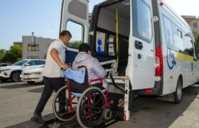 Инватакси және балалар арбалары автобуста: қалай пайдалану және тасымалдау