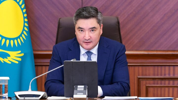 Премьер-министр «КазАвтоЖол» басшысын жолдардың нашар сапасы үшін жұмыстан шығарамын деп қорқытты