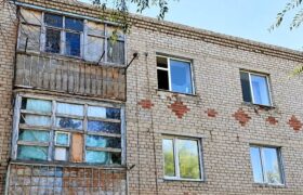 «Балаларым қиратылған үйдің астында қалады деп қорқамын»: 25 отбасы Ақтөбедегі қауіпті жатақханада тұрып жатыр
