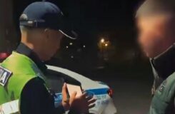 Алматыда 18 жастағы мопедші жаяу жүргіншілер өткелінде ережені бұзды