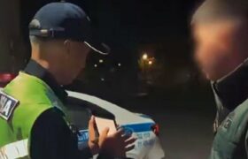 Алматыда 18 жастағы мопедші жаяу жүргіншілер өткелінде ережені бұзды