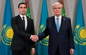 Токаев поздравил Туркменистан с Днём Независимости