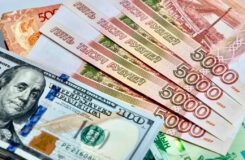 Казахстанцы резко увеличили покупку долларов и рублей: что стоит за спросом