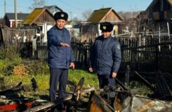 Полицейские спасли дачника из горящего дома в Петропавловске