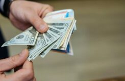 У кого удержат 15 процентов с зарплаты в Казахстане, объяснил эксперт