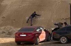 Мужчина нанёс надпись на скалу в ущелье Ыбыкты Сай