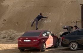 Мужчина нанёс надпись на скалу в ущелье Ыбыкты Сай