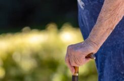 Волонтёры оказывают помощь одиноким пожилым людям в Шымкенте