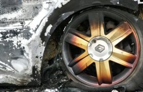 В Алматы сгорели пять автомобилей из-за сильного ветра