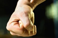 В Атырау компания молодых людей жестоко избила местного жителя за просьбу о тишине