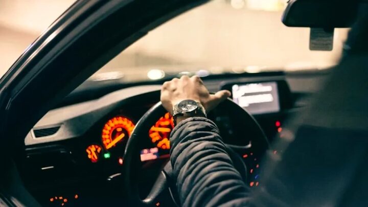 Казахстанец без прав устроил дрифт на BMW и повредил дорогу