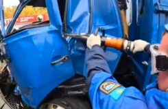 Спасатели деблокировали мужчину из кабины КамАЗа после аварии в Павлодаре