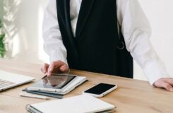 Карагандинку вернули на работу после увольнения