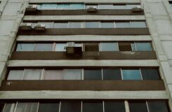Мужчина упал с высоты 15-го этажа в Алматы при установке кондиционера