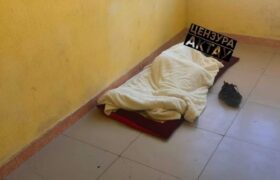 В Актау проверяют случай с ребёнком, спавшим в подъезде