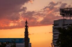 Алматинцы возмущены сломанными скамейками на Площади Республики