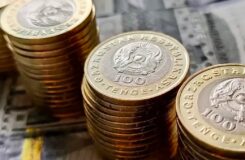 Казахстанцы забирают деньги с валютных счетов, а тенговые вклады растут: что происходит