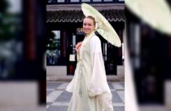 Елена Рыбакина в традиционном китайском наряде на видео из Нинбо