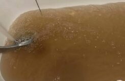 Житель Алматы недоволен качеством горячей воды и тарифами