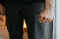 В Алматы разыскивают мужчину, угрожавшего женщине